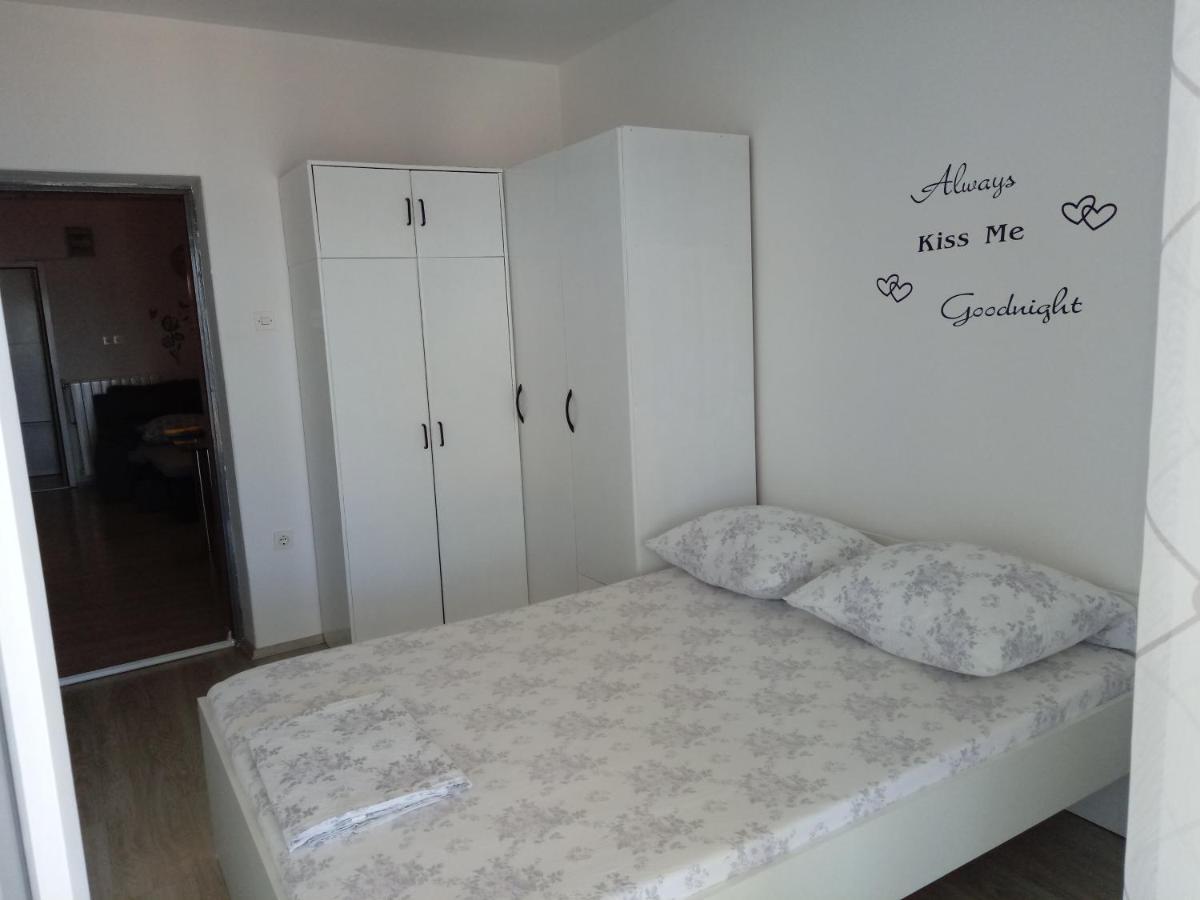 Apartments Flora Цриквениця Екстер'єр фото